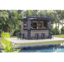 Utomhusbar med stolar på trädäck nära poolen