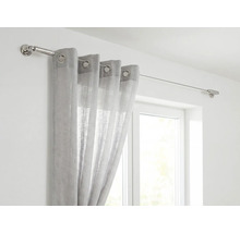 Gardin på gardinstång av rostfritt stål framför fönster