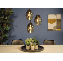 Matsal med tre hänglampor, bord, dekoration och två stolar