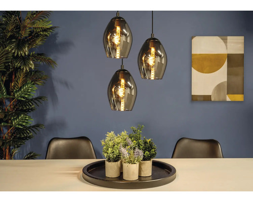 Matsal med tre hänglampor, bord, dekoration och två stolar