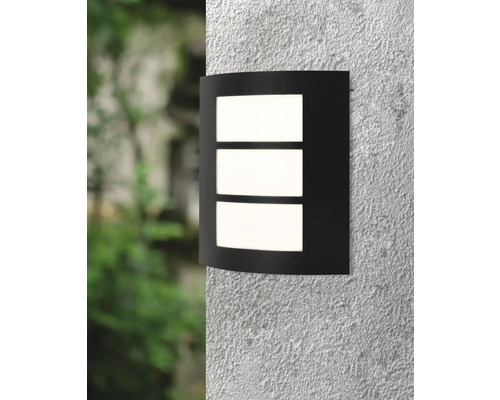 Svart utomhusvägglampa med tre ljuselement.