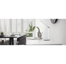 Bordslampa på ett skrivbord i ett ljust rum.