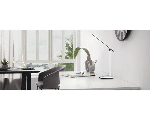 Bordslampa på ett skrivbord i ett ljust rum.