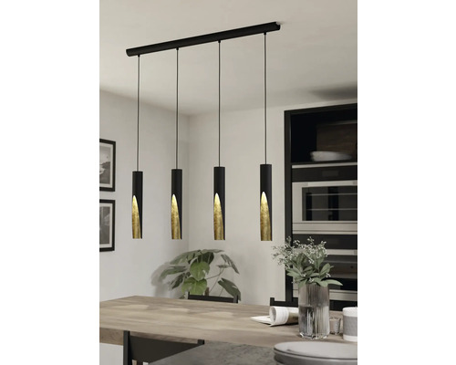 Pendellampa med fyra lampor över ett matbord