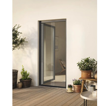 Terrass med öppen skjutdörr, växter och trädgårdsmöbler