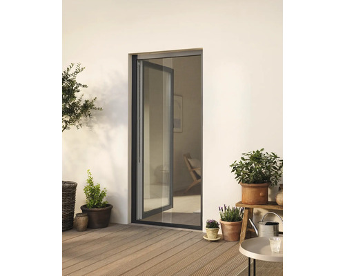 Terrass med öppen skjutdörr, växter och trädgårdsmöbler