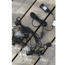 LED-ljusslinga med transparenta glödlampor och svart kabel på träplankor.