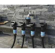 Vattenfördelare med fyra anslutningar och vattenkranar för trädgården