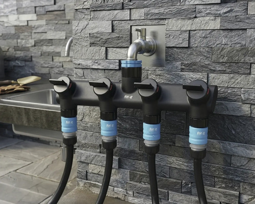 Vattenfördelare med fyra anslutningar och vattenkranar för trädgården