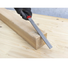 Trärasp i bruk på en träbit