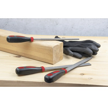 Träblock, handskar och olika filar på en träyta.