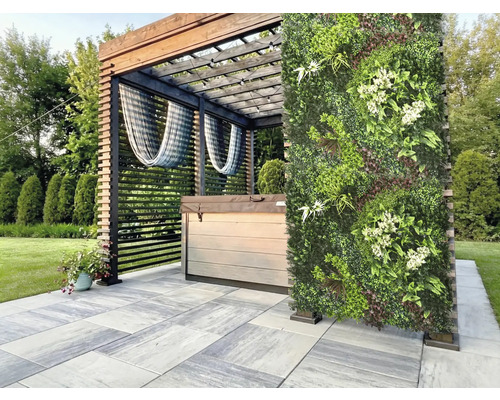 Vy med bubbelpool under en pergola och en vertikal trädgårdsvägg