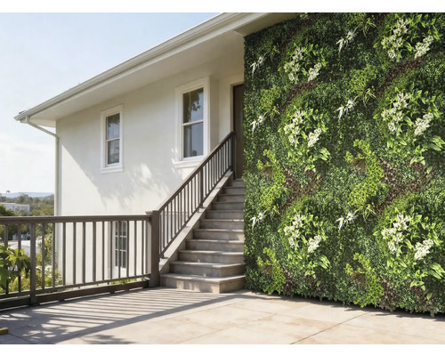 Husvägg med vertikal trädgård och trappa