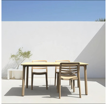 Trädgårdsbord med stolar på en terrass