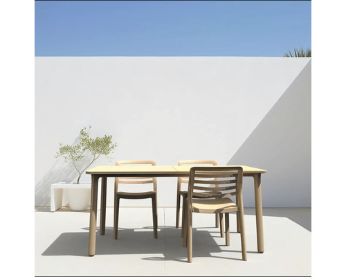 Trädgårdsbord med stolar på en terrass