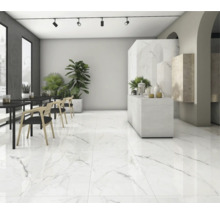 Ljust rum med marmorgolv, bord, stolar och växter