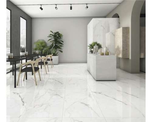 Ljust rum med marmorgolv, bord, stolar och växter