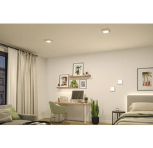 Modernt ljust rum med skrivbord och säng, upplyst av fyrkantiga LED downlights i taket och matchande vägglampor.