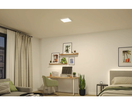 Fyrkantig vit LED-panel i taket i ett modernt rum med skrivbord, vägghyllor och säng.