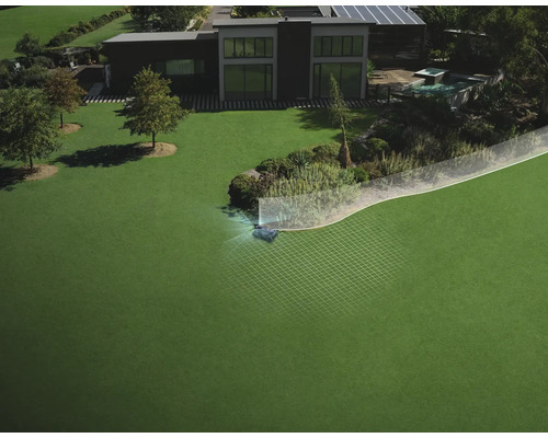 Robotgräsklippare i en stor trädgård med digital visning av navigationssystem och gränser framför ett modernt hus.