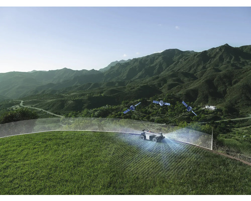 Robotgräsklippare på en brant grässluttning med satellitnavigering och virtuell begränsningskabel i ett bergslandskap.