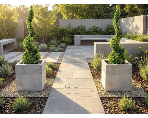 Modern, ljus trädgård med stengång, två spiralformade buxbomar i fyrkantiga krukor, betongbänkar och grus.