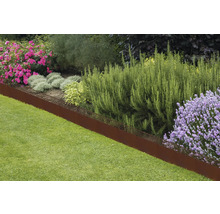 Rabattkant av metall i rostlook med laserskuret mönster mellan gräsmatta och blomsterbed med lavendel.