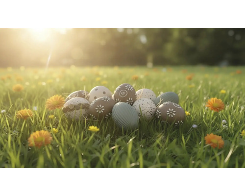 Dekorativa påskägg med olika mönster som blommor och prickar ligger i en solig äng med gräs och blommor.