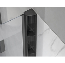 Svart väggprofil för duschväggar med integrerade förvaringsfack och hållare för glasskiva.