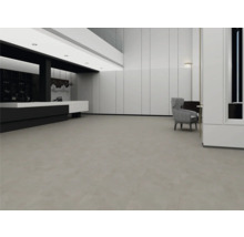 Rymlig, modern interiör med stort grått golv, vita panelväggar och minimalistisk design.