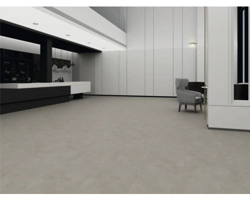 Rymlig, modern interiör med stort grått golv, vita panelväggar och minimalistisk design.