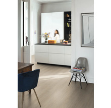 Modernt ljust rum med laminatgolv i ljust träutseende, en vit köksö med svart bänkskiva och designstolar.