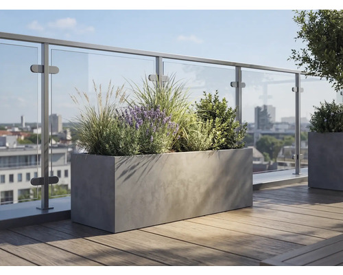 Rektangulär blomlåda i betonglook på en takterrass med trägolv och glasräcke, planterad med lavendel och prydnadsgräs.