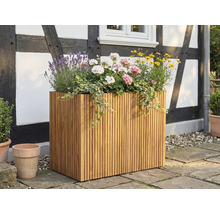 Stor rektangulär planteringslåda av träribbor, planterad med lavendel och pelargoner, på en terrass framför en korsvirkesfasad.