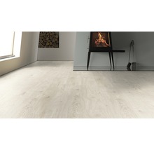 Ljust laminatgolv i ett vardagsrum med öppen spis och vedstapel