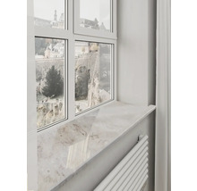 Ljus fönsterbänk i naturstenslook under en vit fönsterkarm med utsikt över historiska murar.