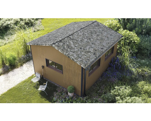 Modern trädgårdsstuga i trälook med sadeltak, fönster och hängränna i en lummig trädgård.