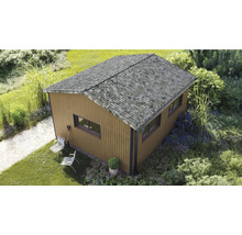 Modern trädgårdsstuga i trälook med sadeltak, fönster och hängränna i en lummig trädgård.