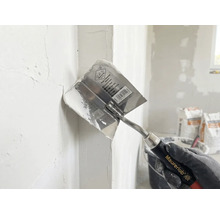 Maurerlob hörnspackel vid applicering av spackel i ett innerhörn.