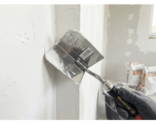 Maurerlob hörnspackel vid applicering av spackel i ett innerhörn.