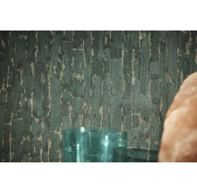 Strukturerad non-woven tapet med vertikalt mönster i mörkt utseende med steneffekt.