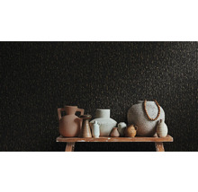 Keramikvaser i olika former på en rustik träbänk framför en mörk strukturerad tapet med vertikalt mönster.