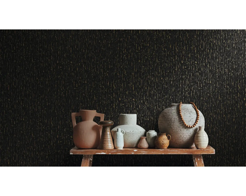 Keramikvaser i olika former på en rustik träbänk framför en mörk strukturerad tapet med vertikalt mönster.