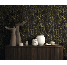 Non-woven tapet med vertikal struktur i svart och guld bakom en skänk i trä med dekorativa vaser och skulpturer.
