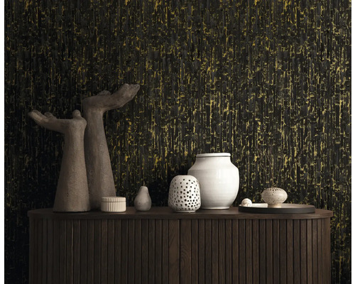 Non-woven tapet med vertikal struktur i svart och guld bakom en skänk i trä med dekorativa vaser och skulpturer.