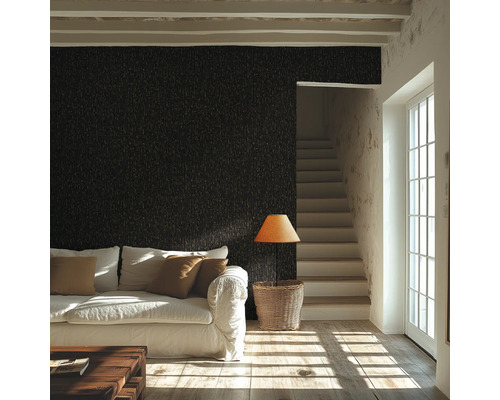 Vardagsrum med strukturerad väggtapet, soffa, träbord, golvlampa och trappa bredvid ett fönster.