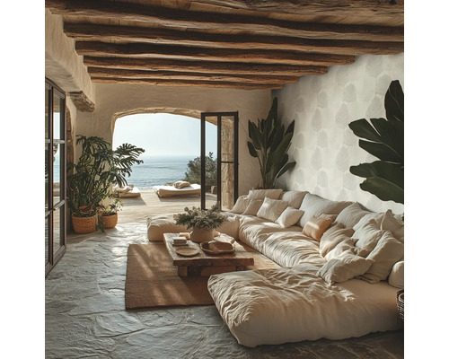 Ljust vardagsrum i medelhavsstil med rustika takbjälkar i trä, naturstensgolv och tapet med bladmotiv.