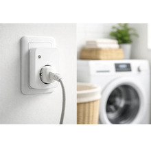 Smart plug i ett vägguttag med en ansluten strömkabel i en organiserad tvättstuga med en tvättmaskin.