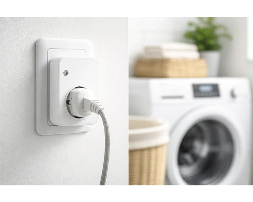 Smart plug i ett vägguttag med en ansluten strömkabel i en organiserad tvättstuga med en tvättmaskin.