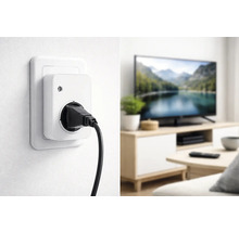 Vit smart plug i vägguttag med svart kabel, i bakgrunden ett ljust vardagsrum med modern television på en bänk av trä.